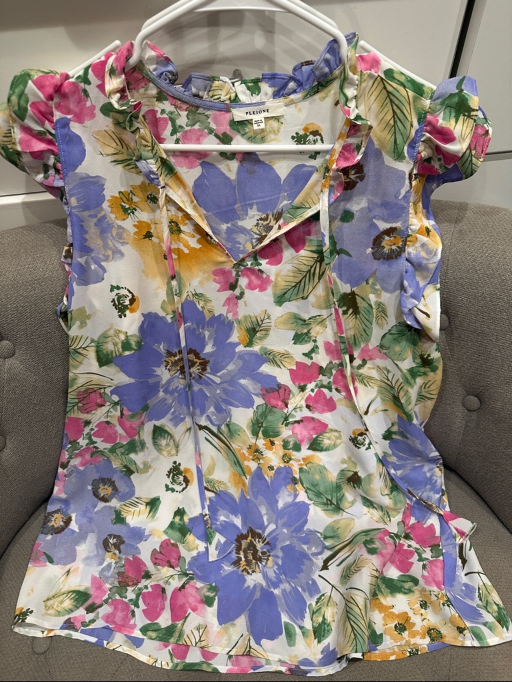 Pleione White Floral V-Neck Ruffle Cap Sleeve Top